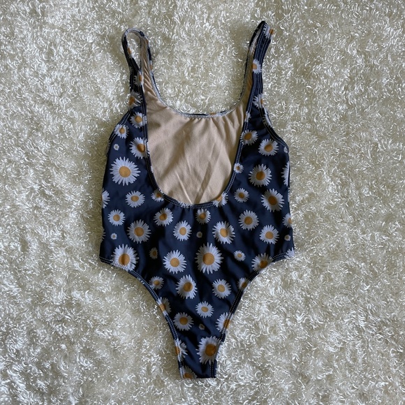 Bikini - Picture 2 of 6